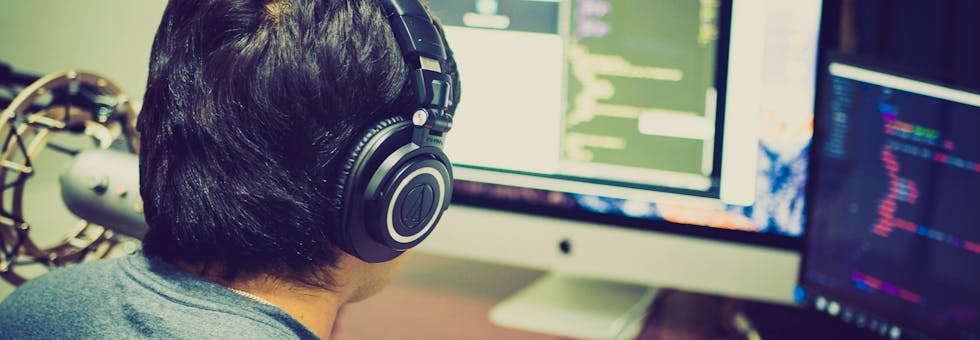 AI-powered Kubernetes monitoring dashboard showing cloud-native observability and alerts