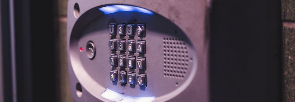 Illustration of secure data transmission using encryption, VPN, and SSL/TLS protocols.