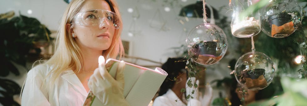 HertzBeat Linux monitoring dashboard showing CPU, memory, and network performance metrics